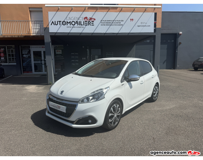 Achat voiture occasion, Auto occasion pas cher | Agence Auto Peugeot 208 Signature Phase 2 5 Portes 1.2 VTi 82 cv Courroie changée/AppleCarPlay/Radar de recul Blanc Année 2019 Manuelle Essence