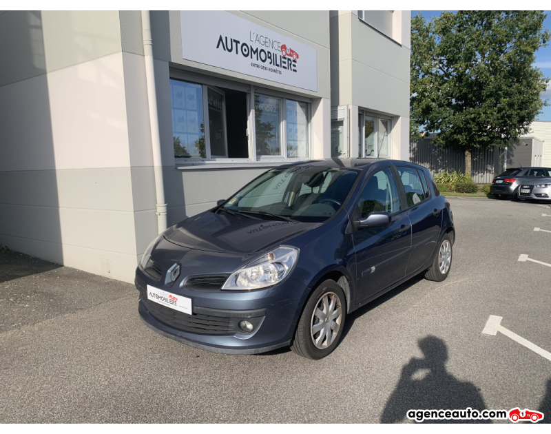 Achat voiture occasion, Auto occasion pas cher | Agence Auto Renault Clio III 1.6 16V 110CH CONFORT EXPRESSION BVA 5P Bleu Année 2005 Automatique Essence