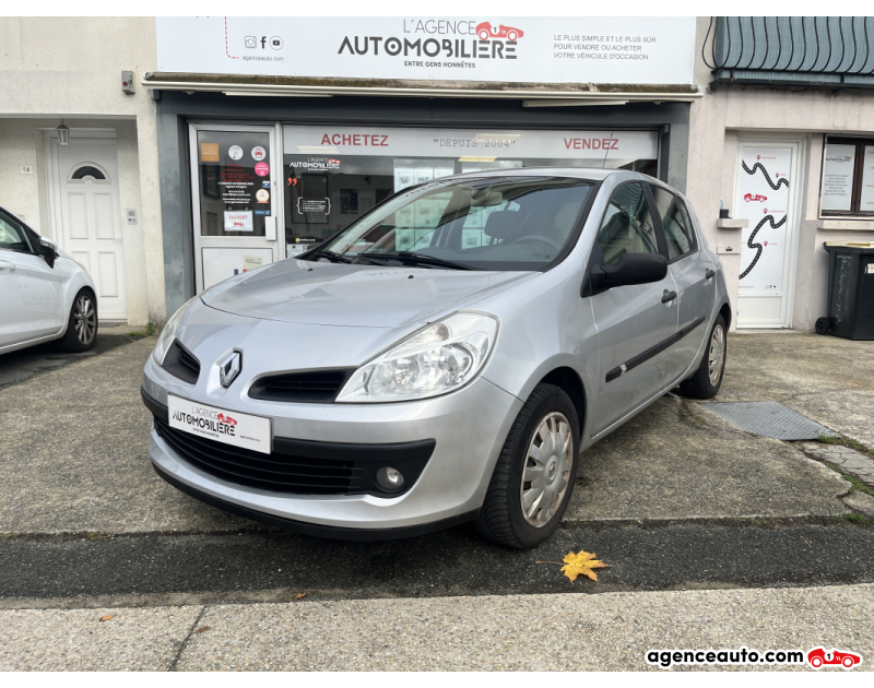 Achat voiture occasion, Auto occasion pas cher | Agence Auto Renault Clio III 1.6 i 111 cv Confort Pack Clim - Distribution à jour Argent Année 2005 Manuelle Essence