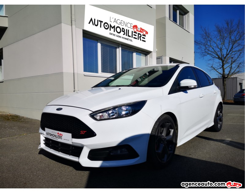 Acquisto Auto Usate, Auto Usate Economiche | Agenzia Automobiliare Ford Focus 2.0 TDCI ST 185 CV Blanc Anno 2015 Manuelle Diesel