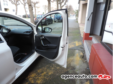 Peugeot 208 — 10