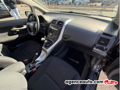 Toyota Auris — 10
